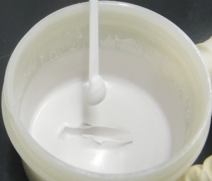 WTCRの硬化剤の外観は白色ペースト